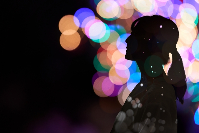 ネオン街の女性